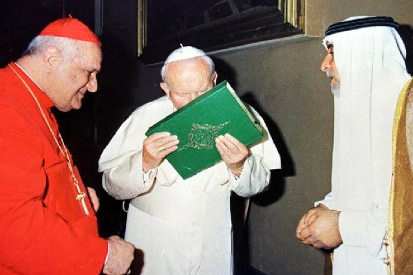 O Papa João Paulo II promoveu ações heréticas?