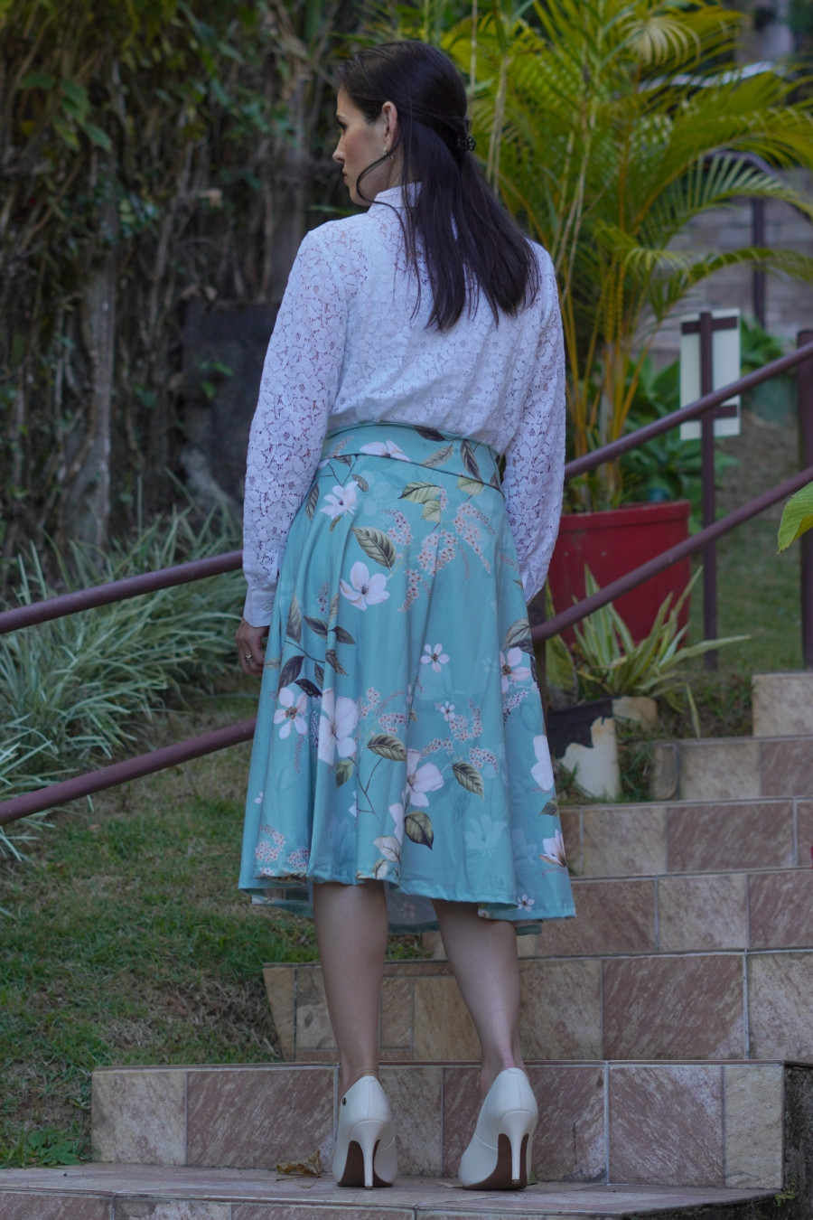 Saia midi verde flores com bolsos