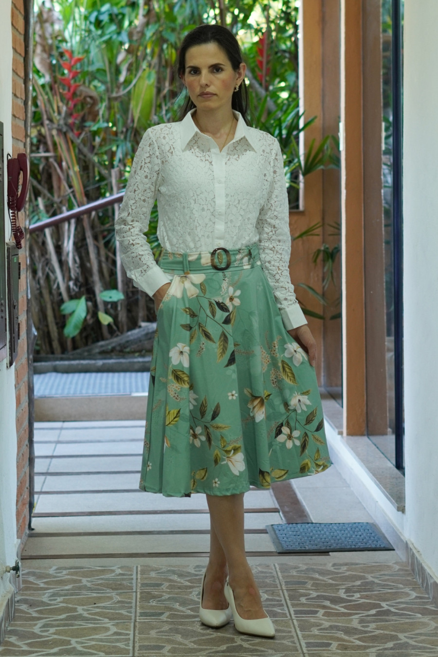 Saia midi verde flores com bolsos