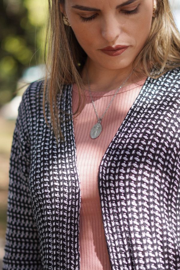 Cardigan alongado preto e branco