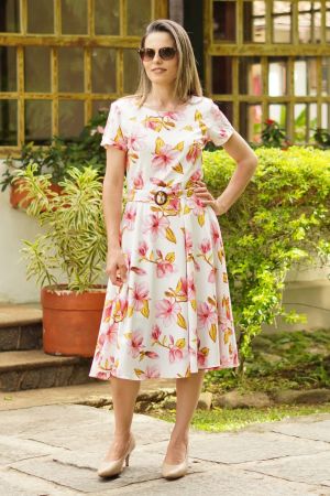Vestido midi evasê branco floral rosa