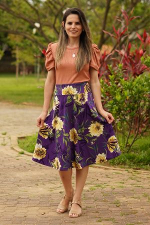 Saia midi evasê roxa floral